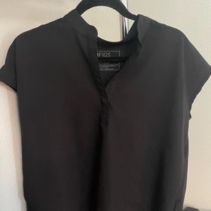 Oversized figs black scrub top